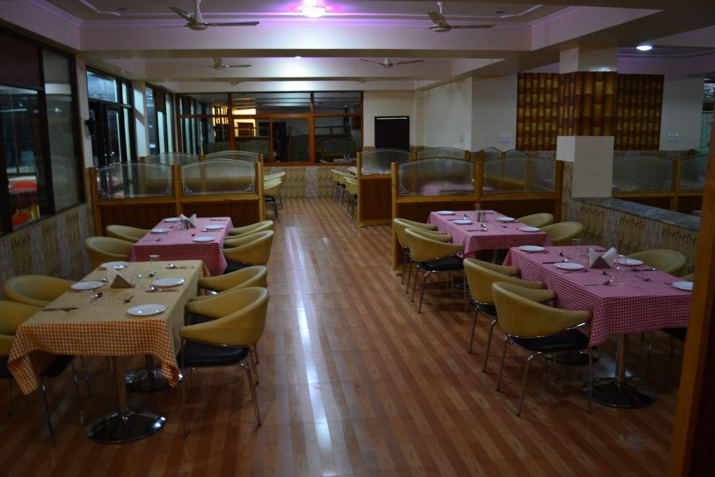 Singh Axis Hotel Patnitop Restaurant